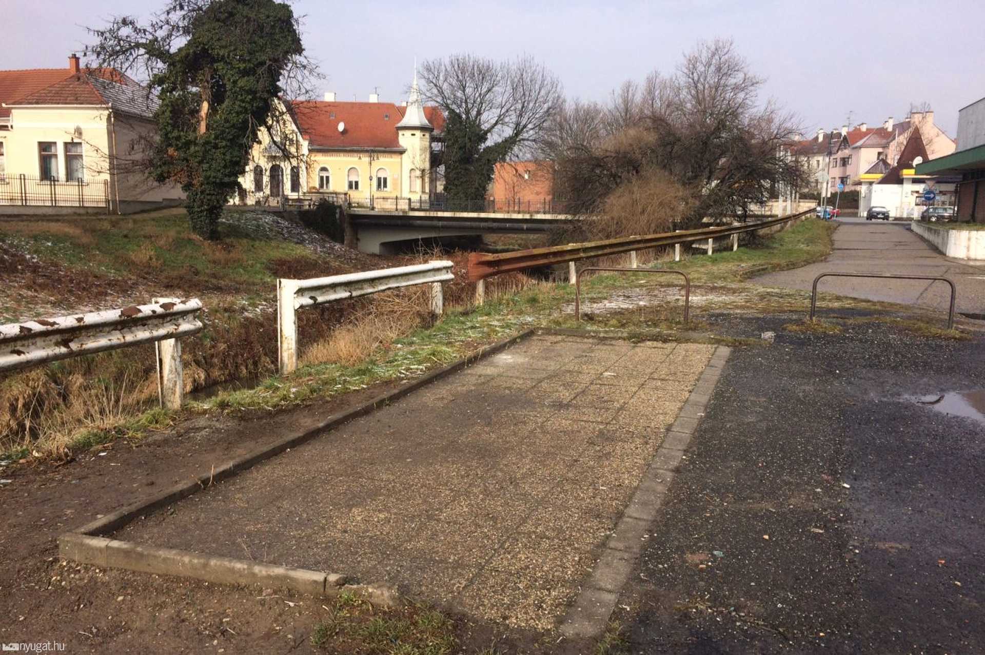 Áthelyezték a Kiskar utcai szelektív kukákat