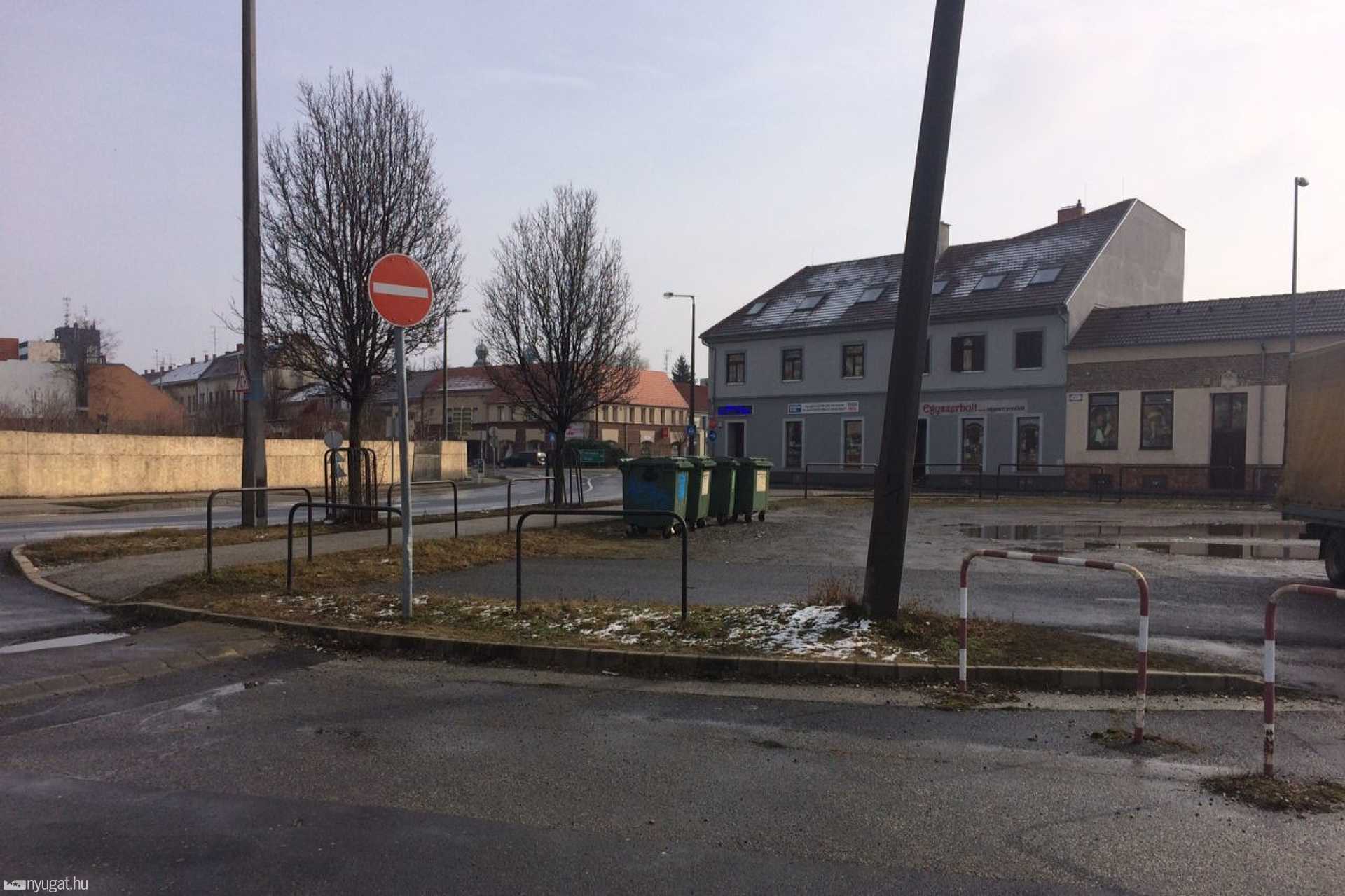 Áthelyezték a Kiskar utcai szelektív kukákat
