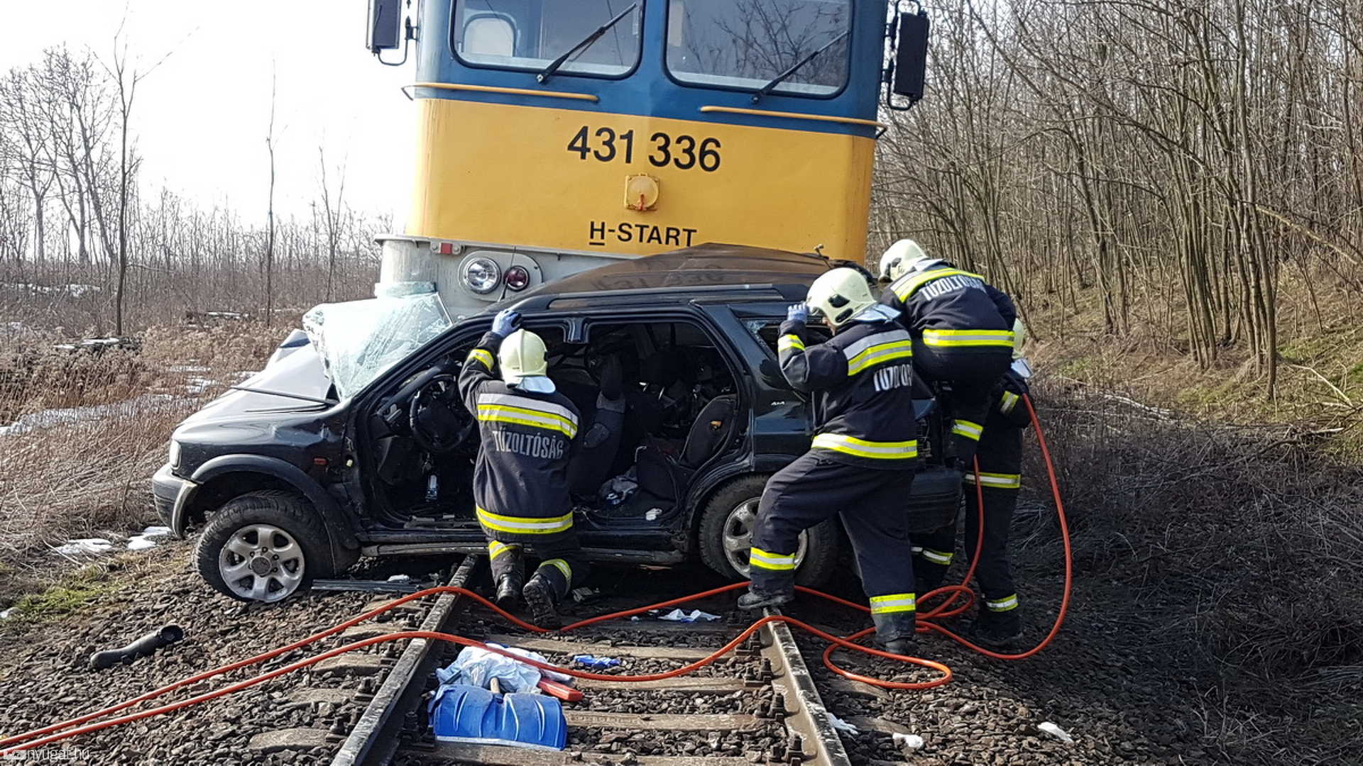 Személyvonat elé hajtott egy Opel Nagysimonyinál