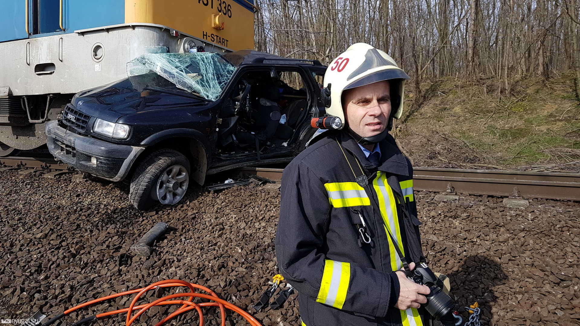 Személyvonat elé hajtott egy Opel, a sofőr meghalt