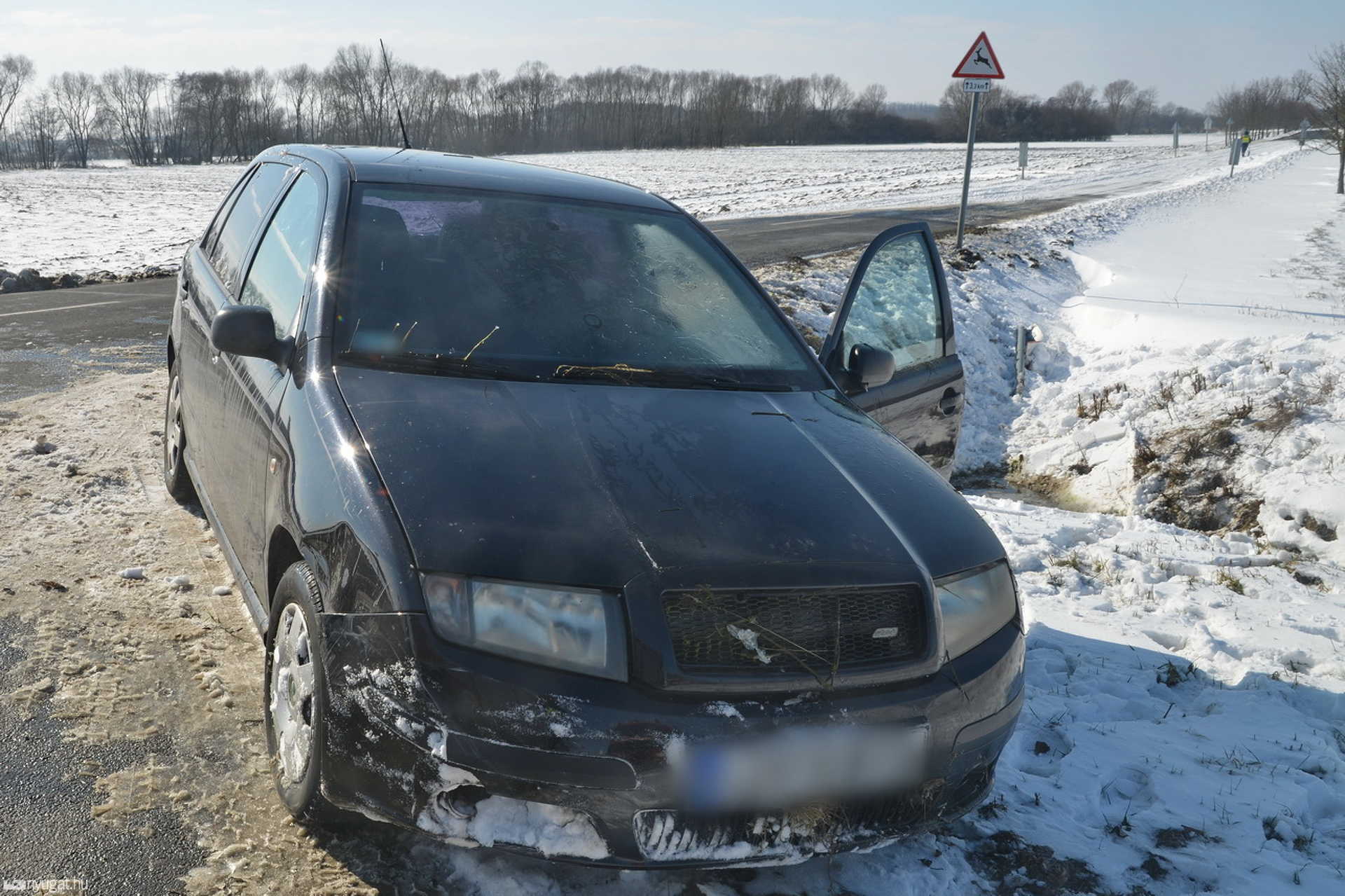Jeges vizes árokba borult egy Škoda