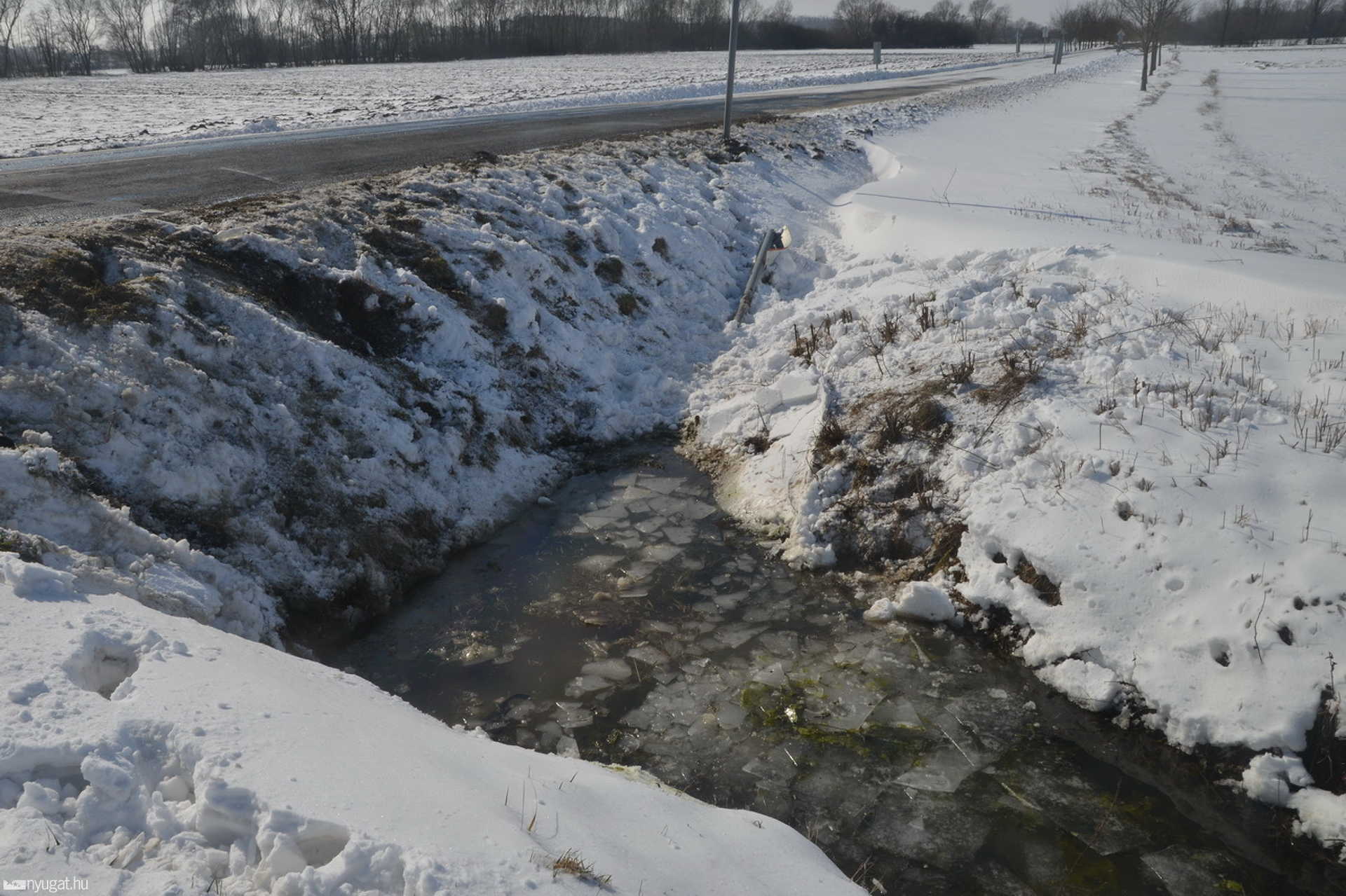Jeges vizes árokba borult egy Škoda 