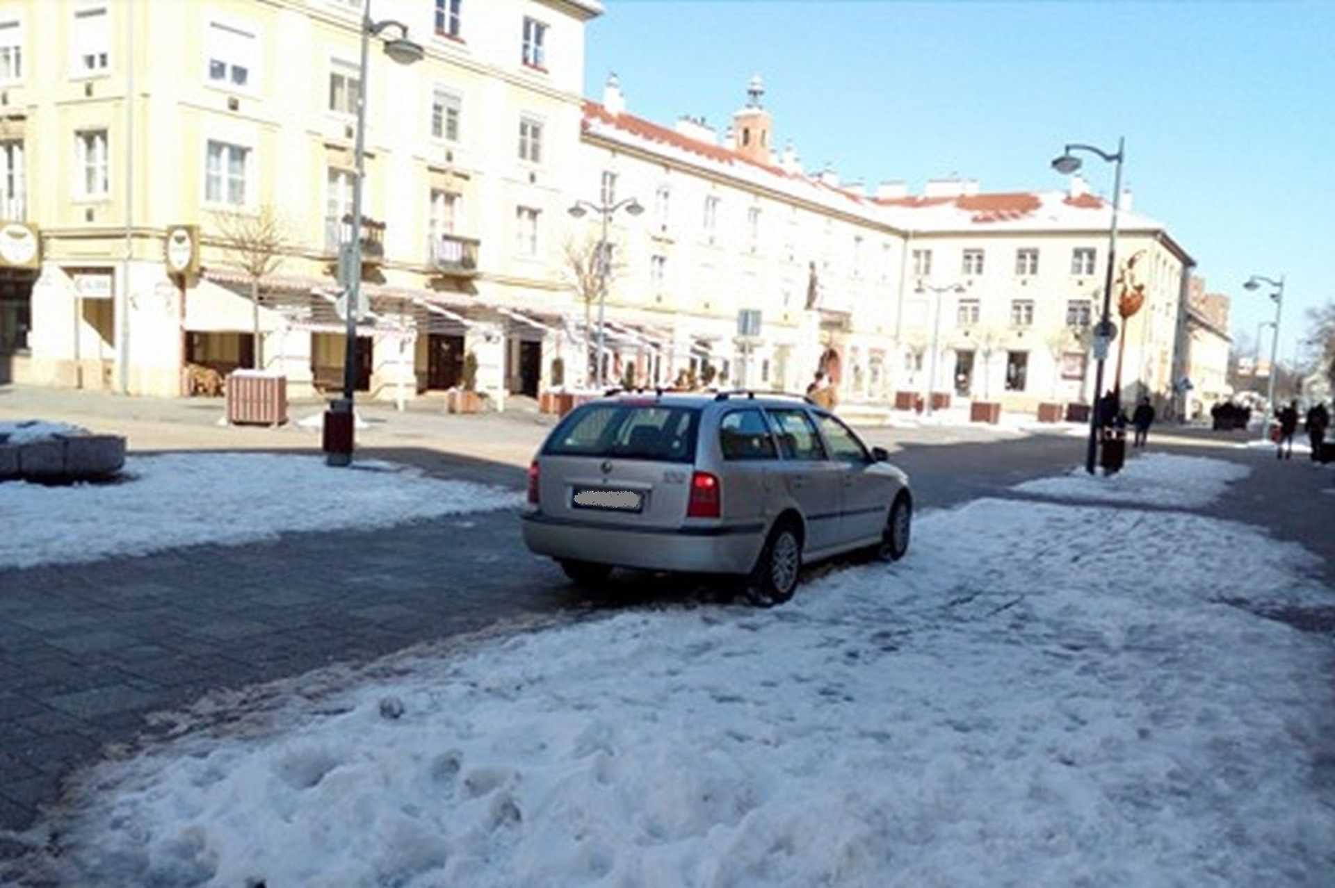 A szombathelyi Fő téren parkolt két autó