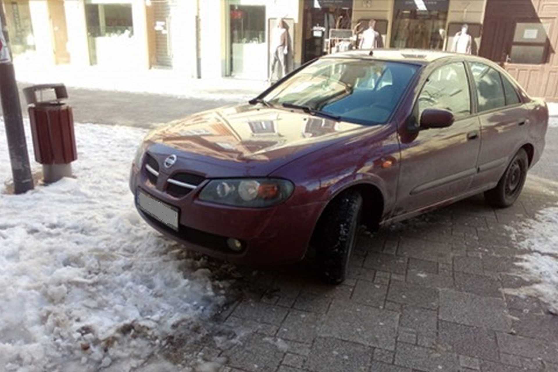 A szombathelyi Fő téren parkolt két autó