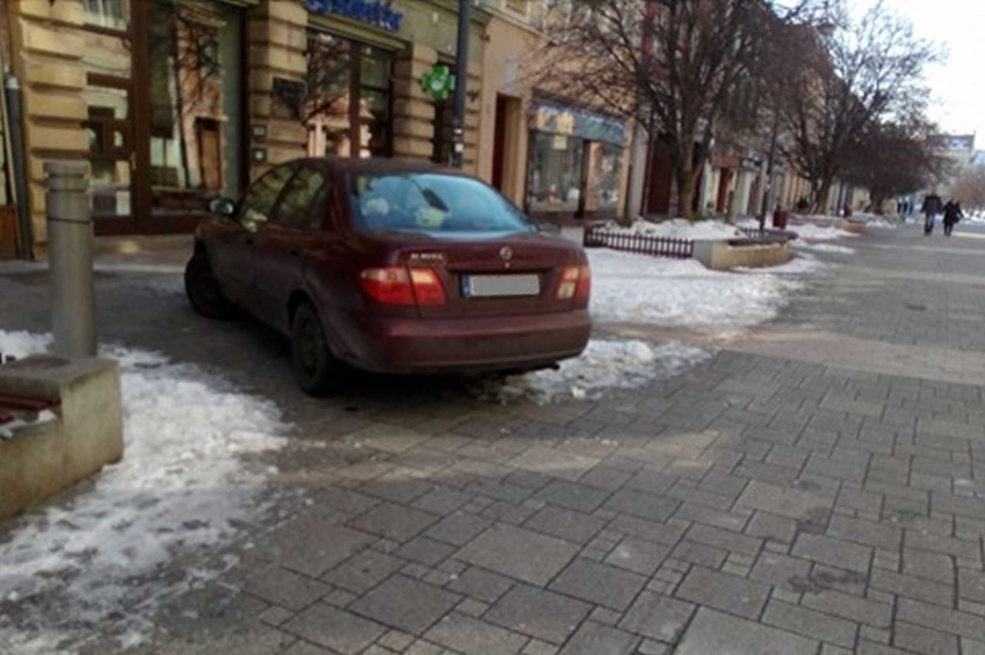 A szombathelyi Fő téren parkolt két autó