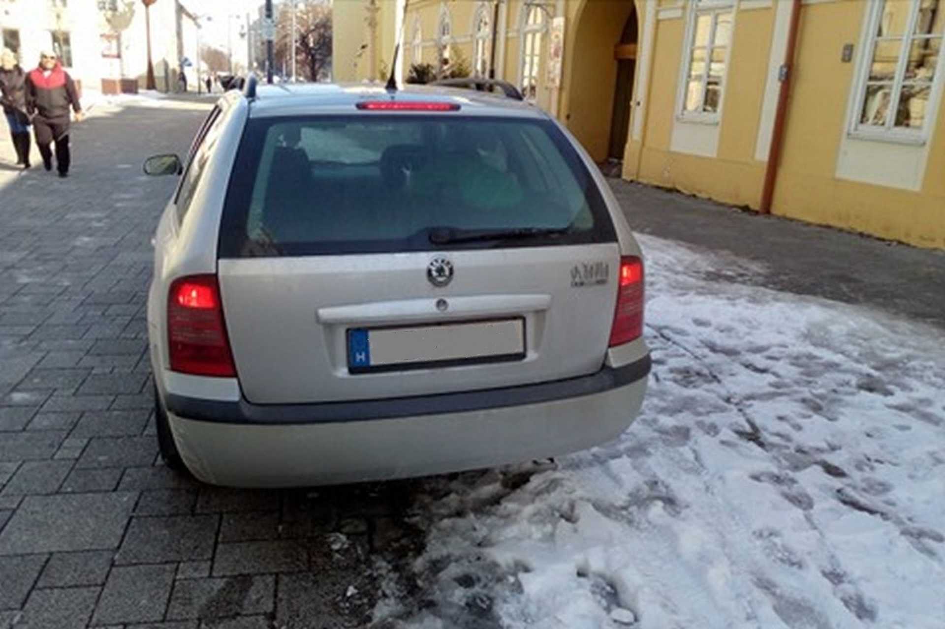 A szombathelyi Fő téren parkolt két autó