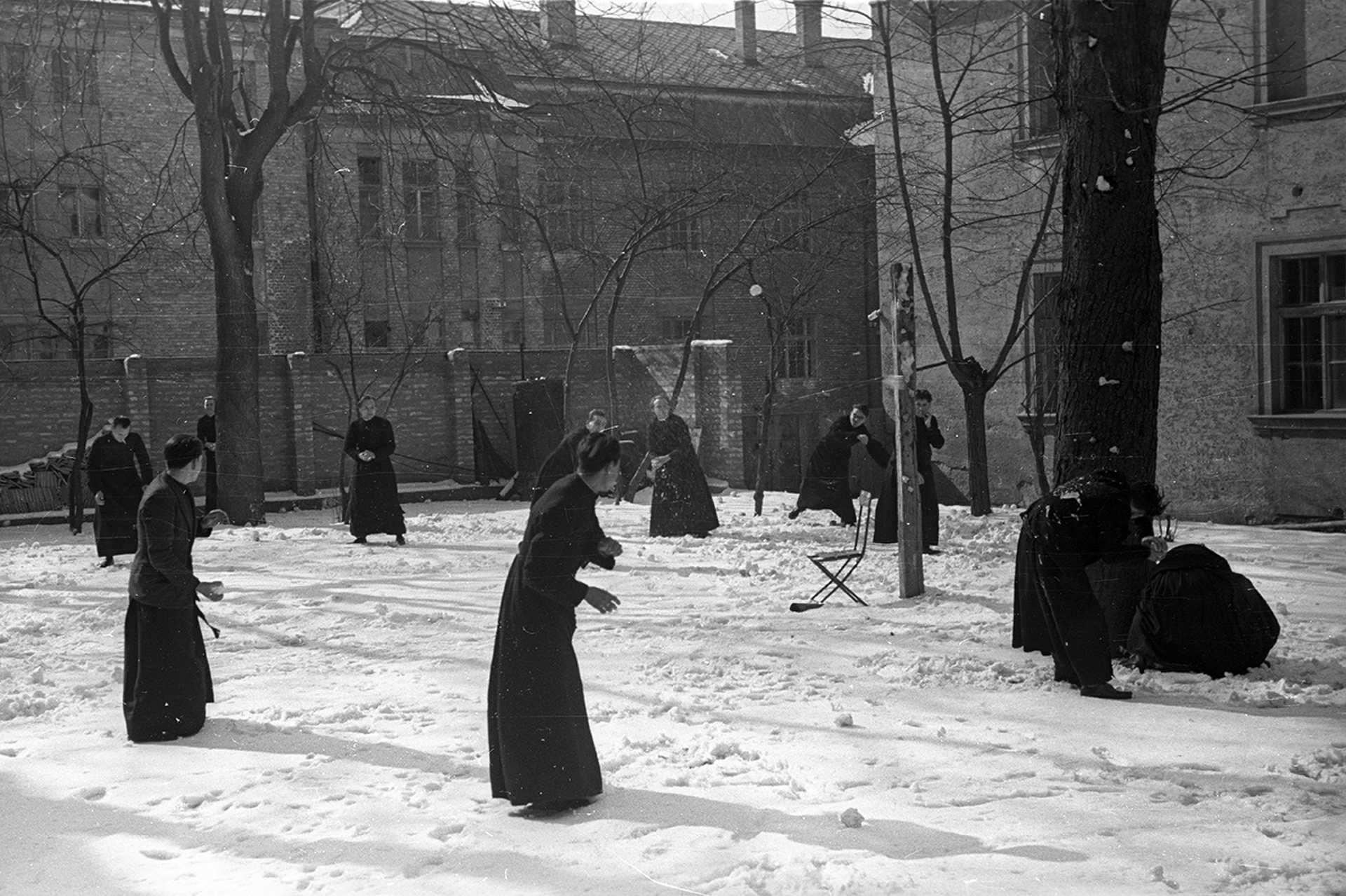 Esztergom, az 1950-ben feloszlatott Szatmári Irgalmas Nővérek vízivárosi zárdájának az udvara