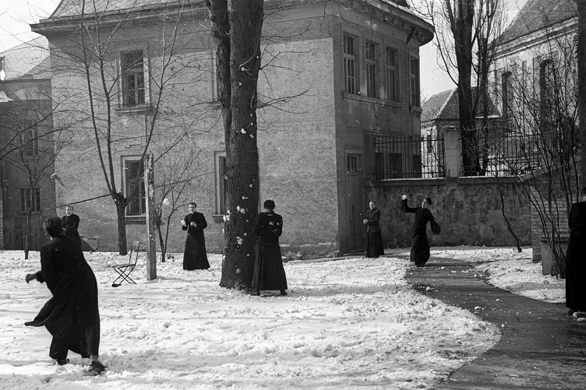 Esztergom, az 1950-ben feloszlatott Szatmári Irgalmas Nővérek vízivárosi zárdájának az udvara