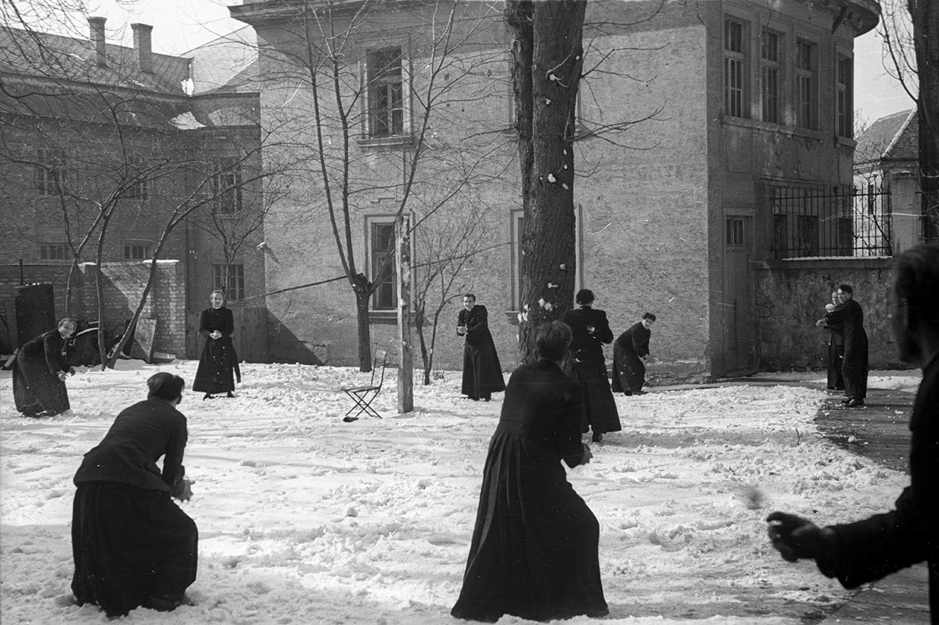 Esztergom, az 1950-ben feloszlatott Szatmári Irgalmas Nővérek vízivárosi zárdájának az udvara