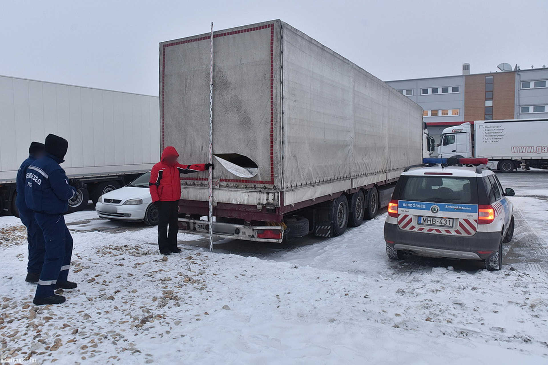 Négy afgán férfi mászott ki egy szerb kamionból Vépnél