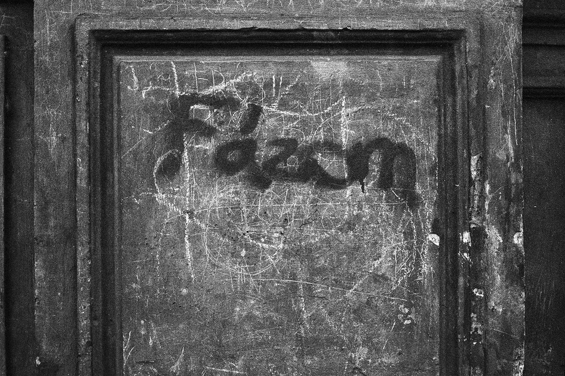 Graffiti a Lánchíd budai hídfőjénél lévő villamosmegállónál