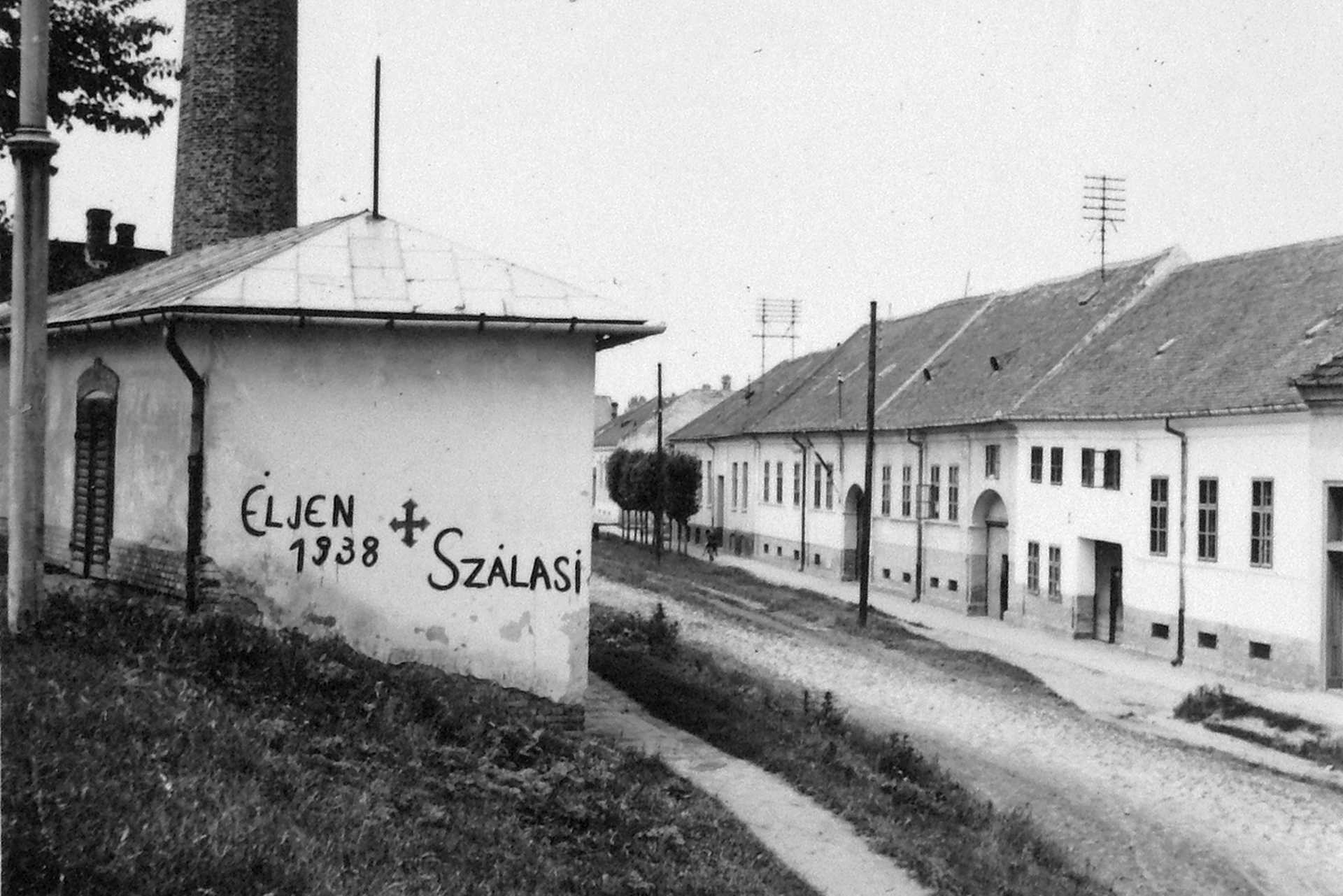Szeged, Kis-Tisza utca, hajósgazda házak, Szálasit éltető felirat nyilaskereszttel