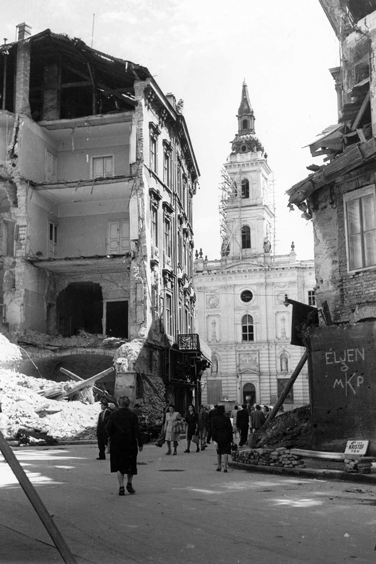 Budapest, Kristóf tér, szemben a Szervita templom