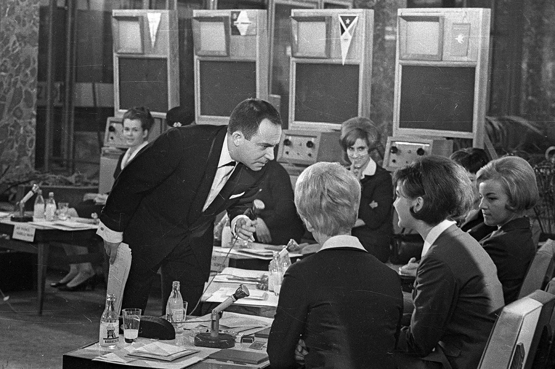 A MALÉV Nemzetközi légikisasszony-vetélkedőjéről, balra Vitray Tamás műsorvezető