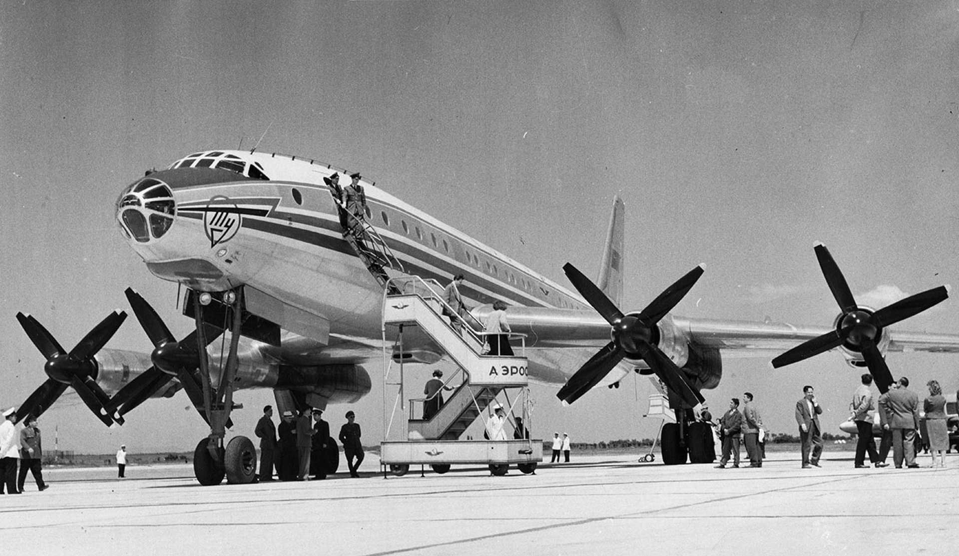 A Le Bourget-i repülőkiállításra tartó Tu-114 nagy hatótávolságú utasszállító repülőgép budapesti leszállása