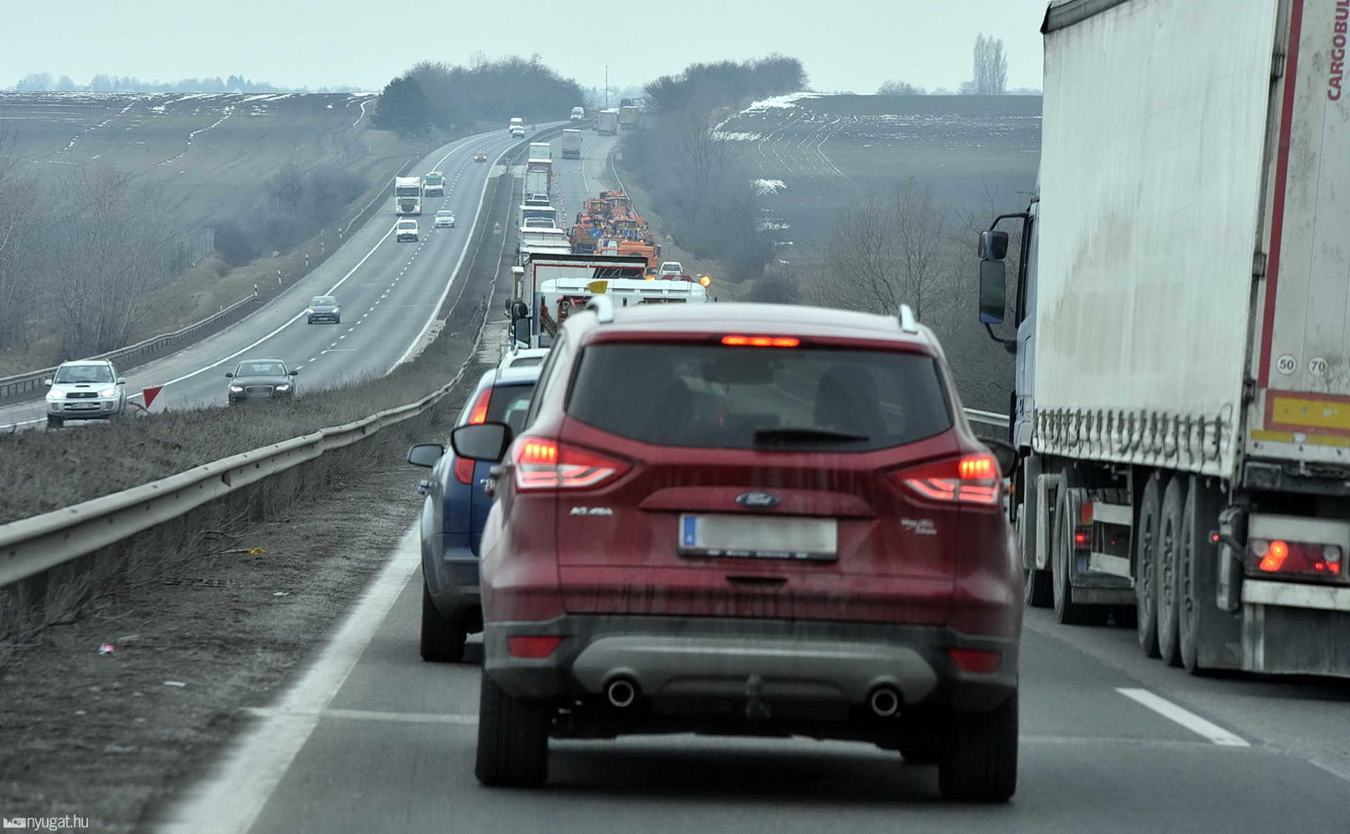 Kátyúzás az M1-es autóplyán