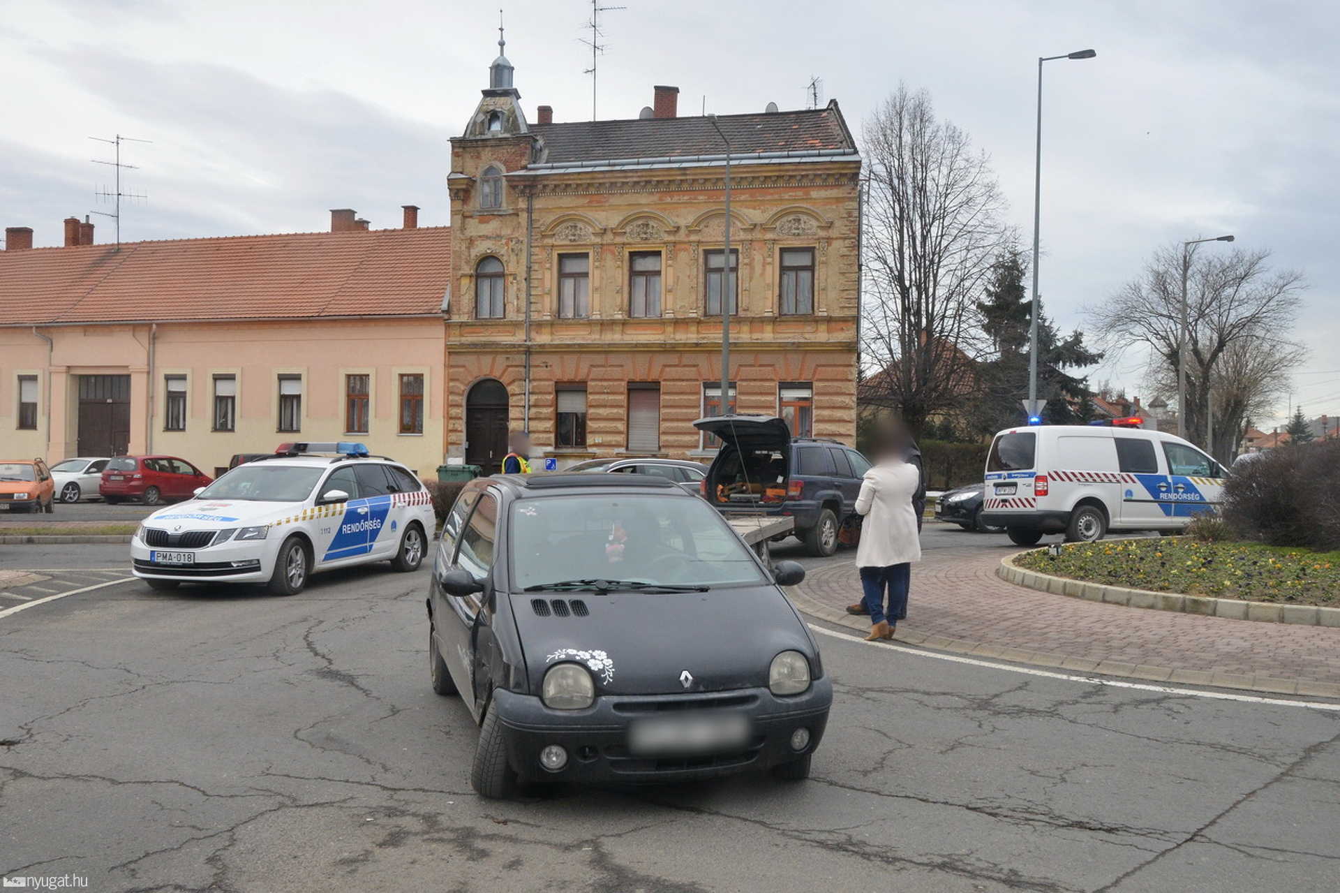 Körforgalomban hajtott Renault oldalának egy Ford Szombathelyen