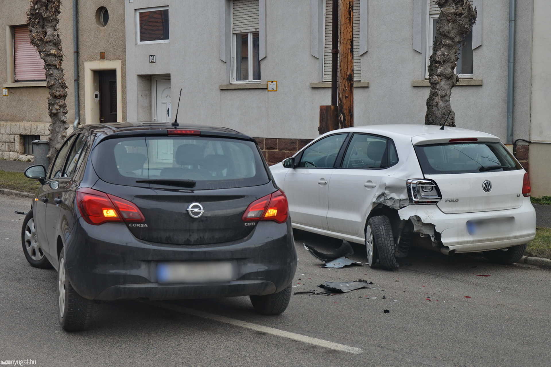 Ráfutás után oszlopnak ütközött a VW