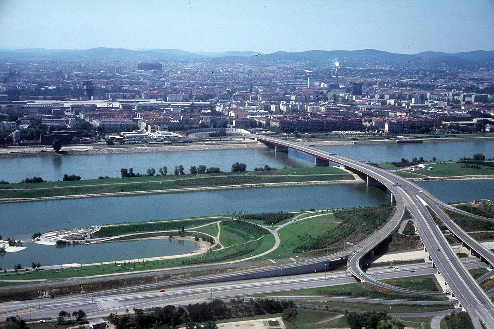 Kilátás a Donauturmból, előtérben jobbra a Brigittenauer híd, a Duna túlpartján Brigittenau kerület