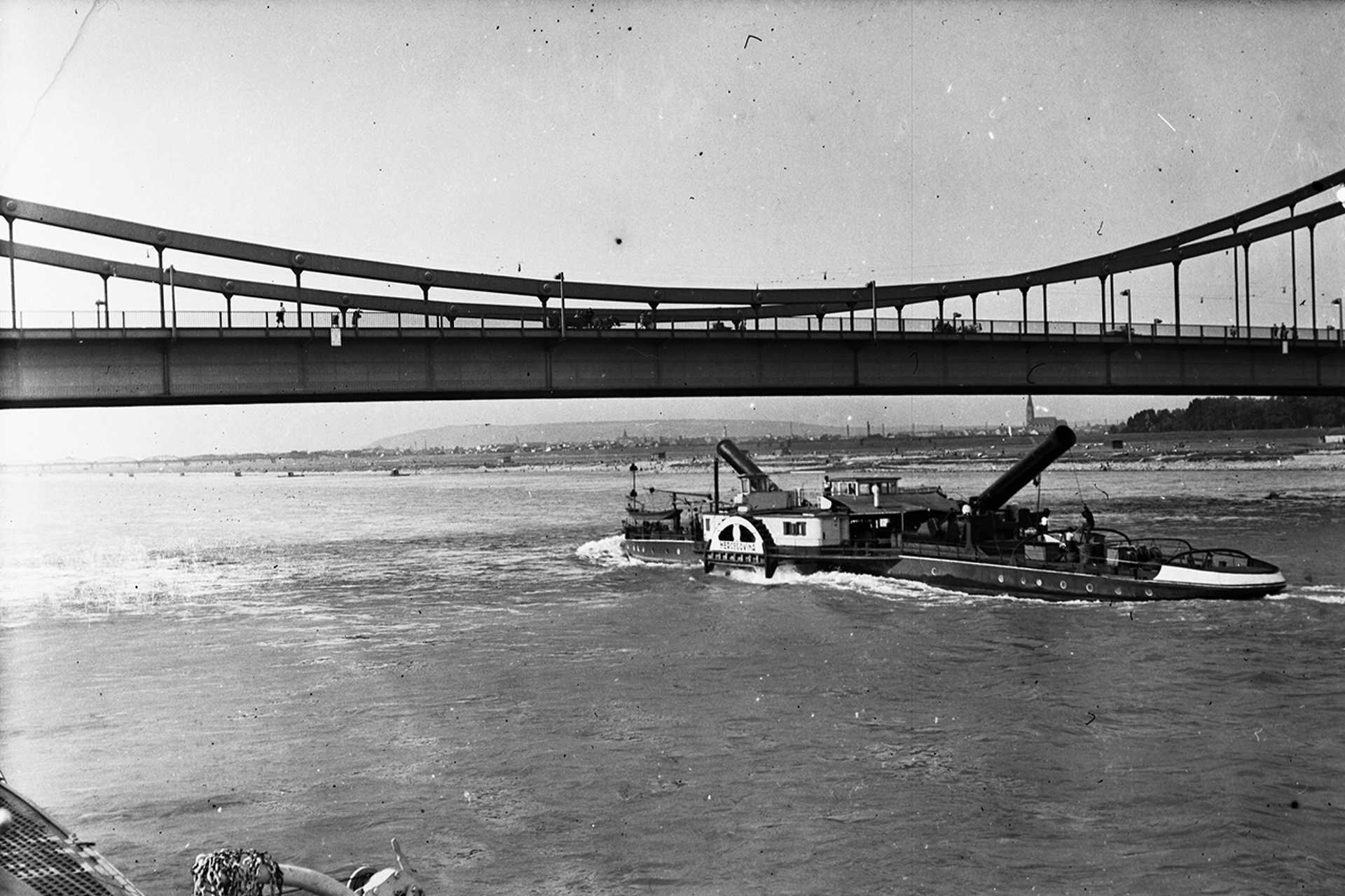 Reichsbrücke a Duna felett, alatta a Hercegovina lapátkerekes gőzhajó