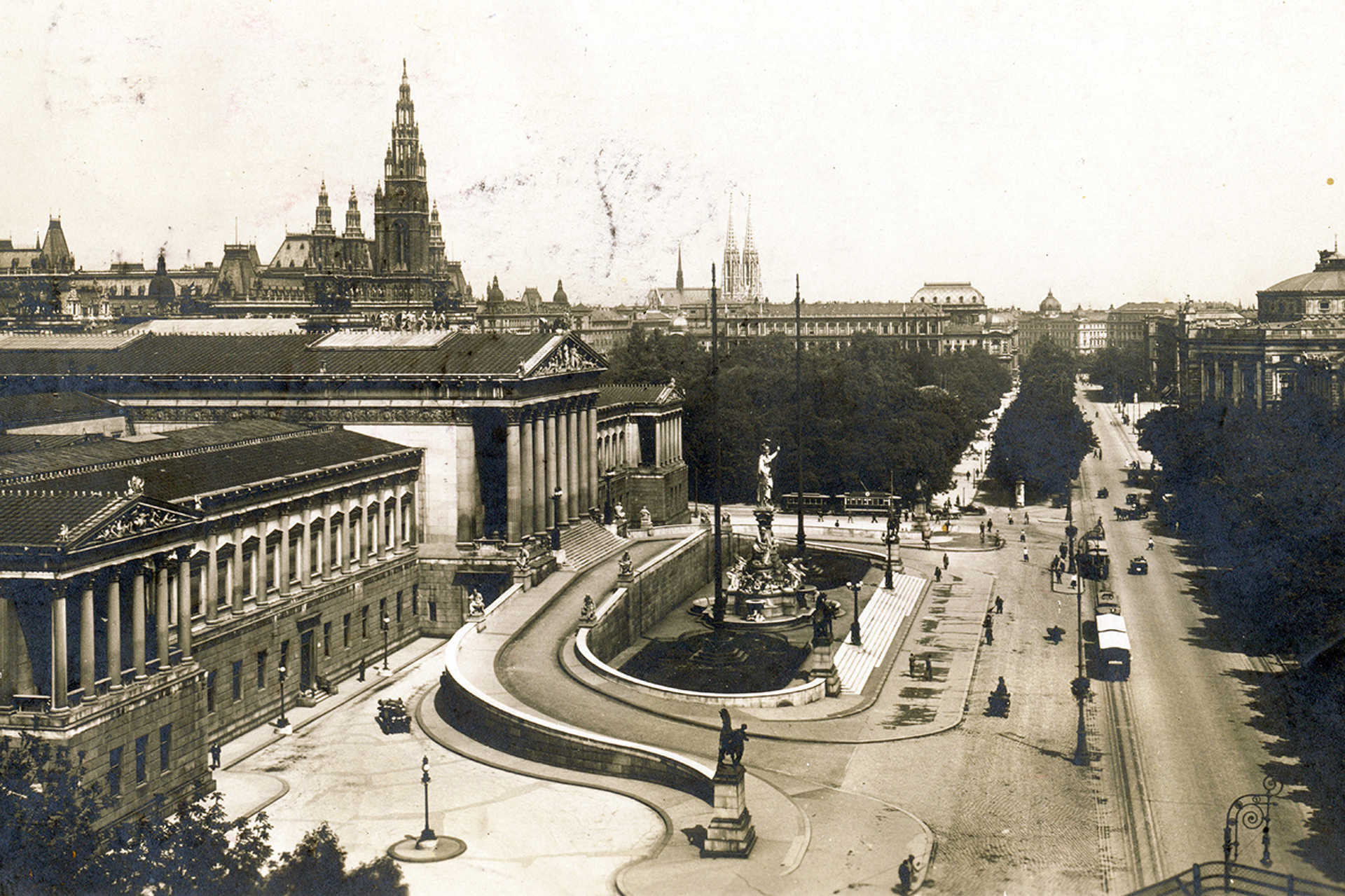 Dr. Karl Renner-Ring, balra a Parlament, háttérben a Városháza (Rathaus) és a Votivkirche tornyai