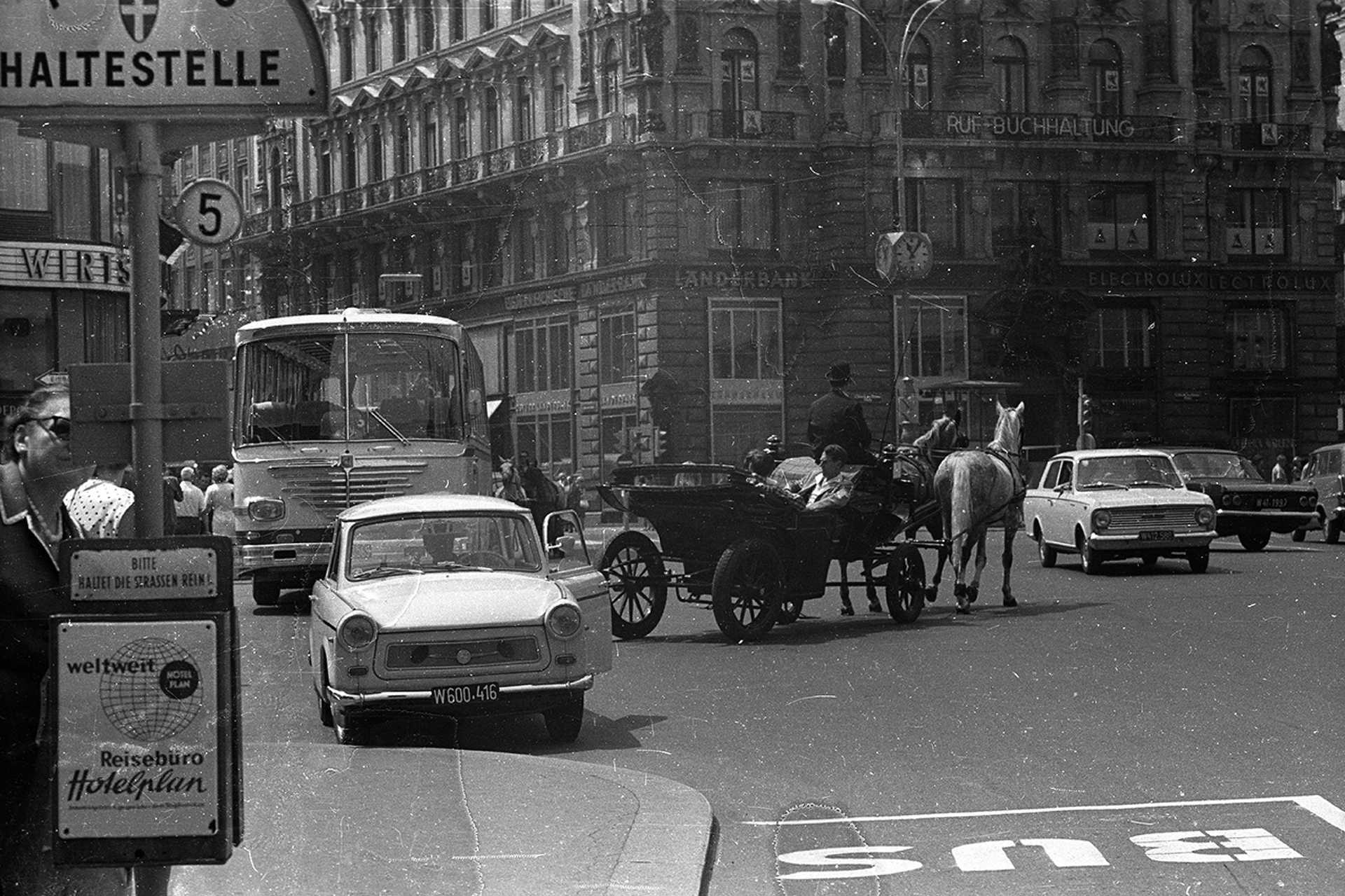 Stephansplatz, balra szemben a Kärntner Strasse torkolata