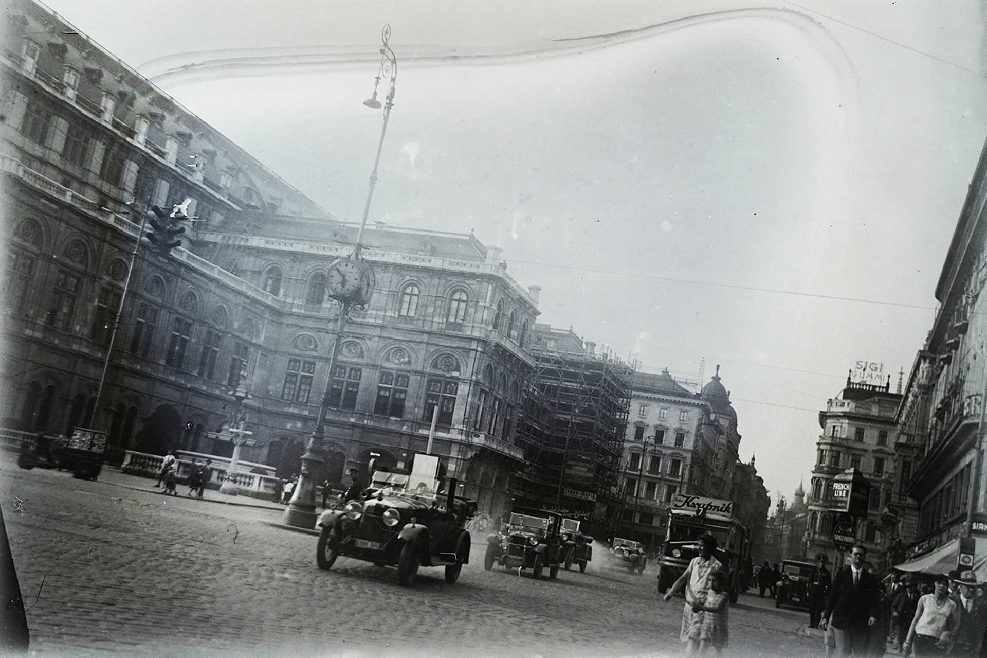 Kärntner Strasse a Ring felől nézve, balra az Opera