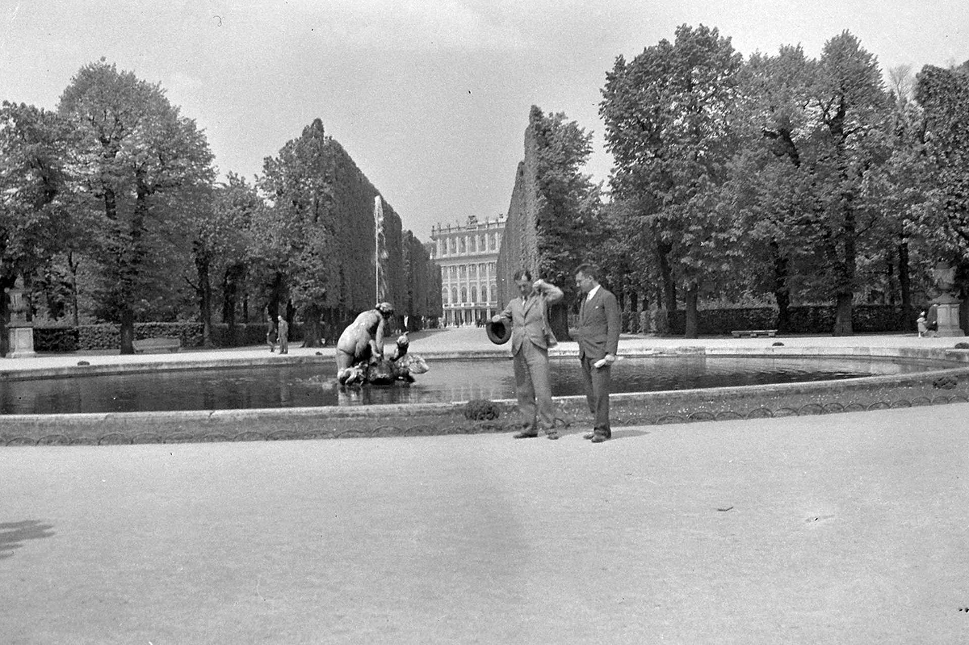 Schönbrunni-kastély a parkból nézve