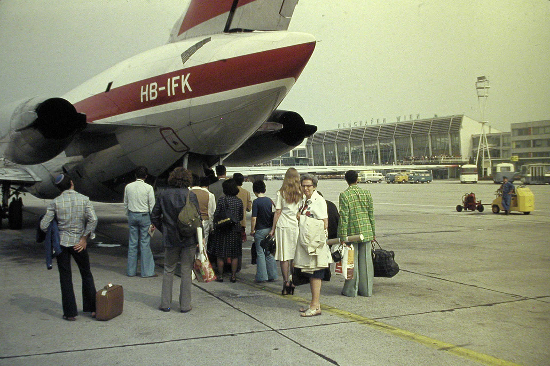 Schwechat, repülőtér. A svájci Swissair légitársaság McDonnell Douglas DC-9-32 típusú repülőgépe