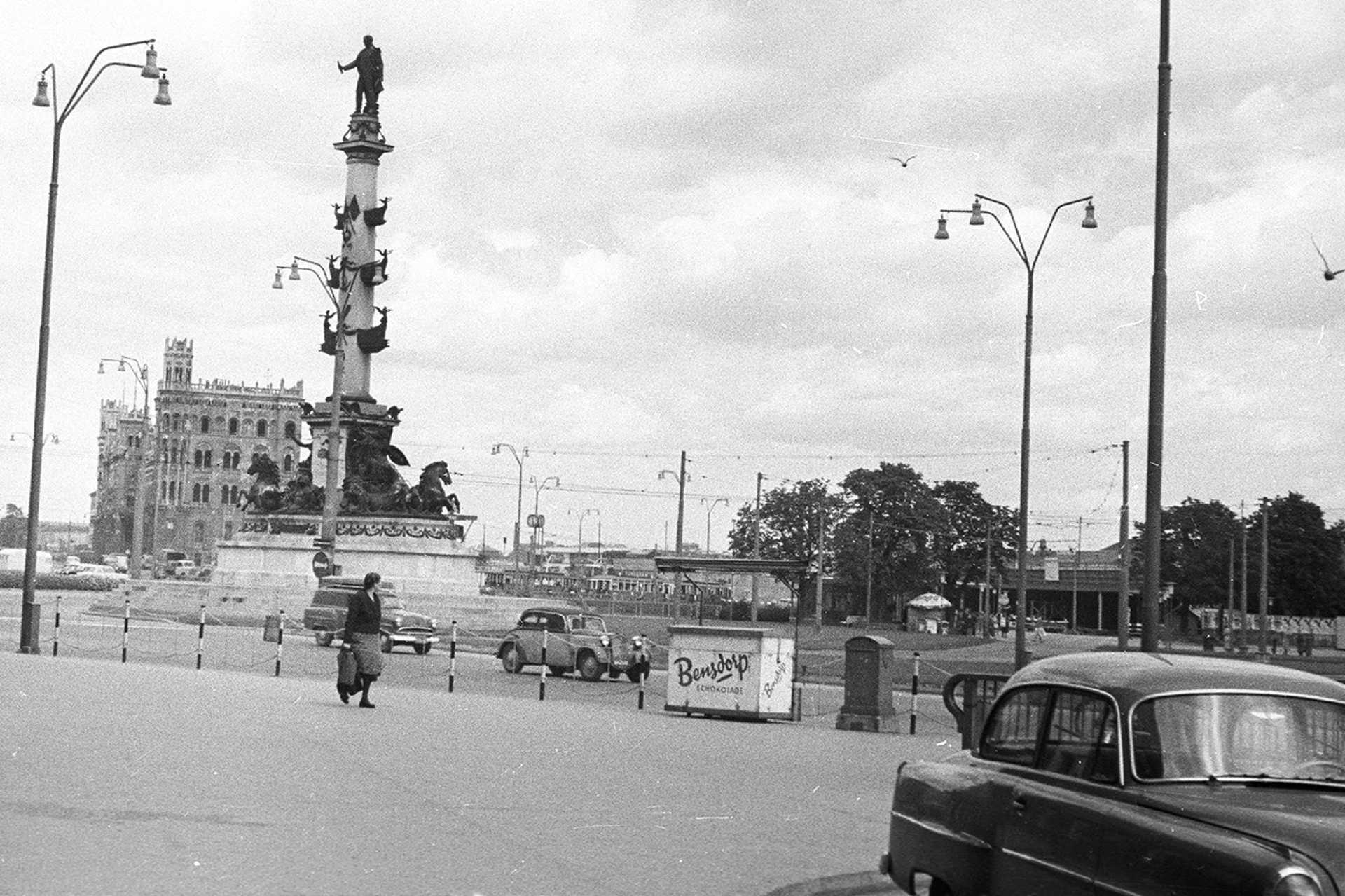 Praterstern, Tegetthoff admirális emlékműve