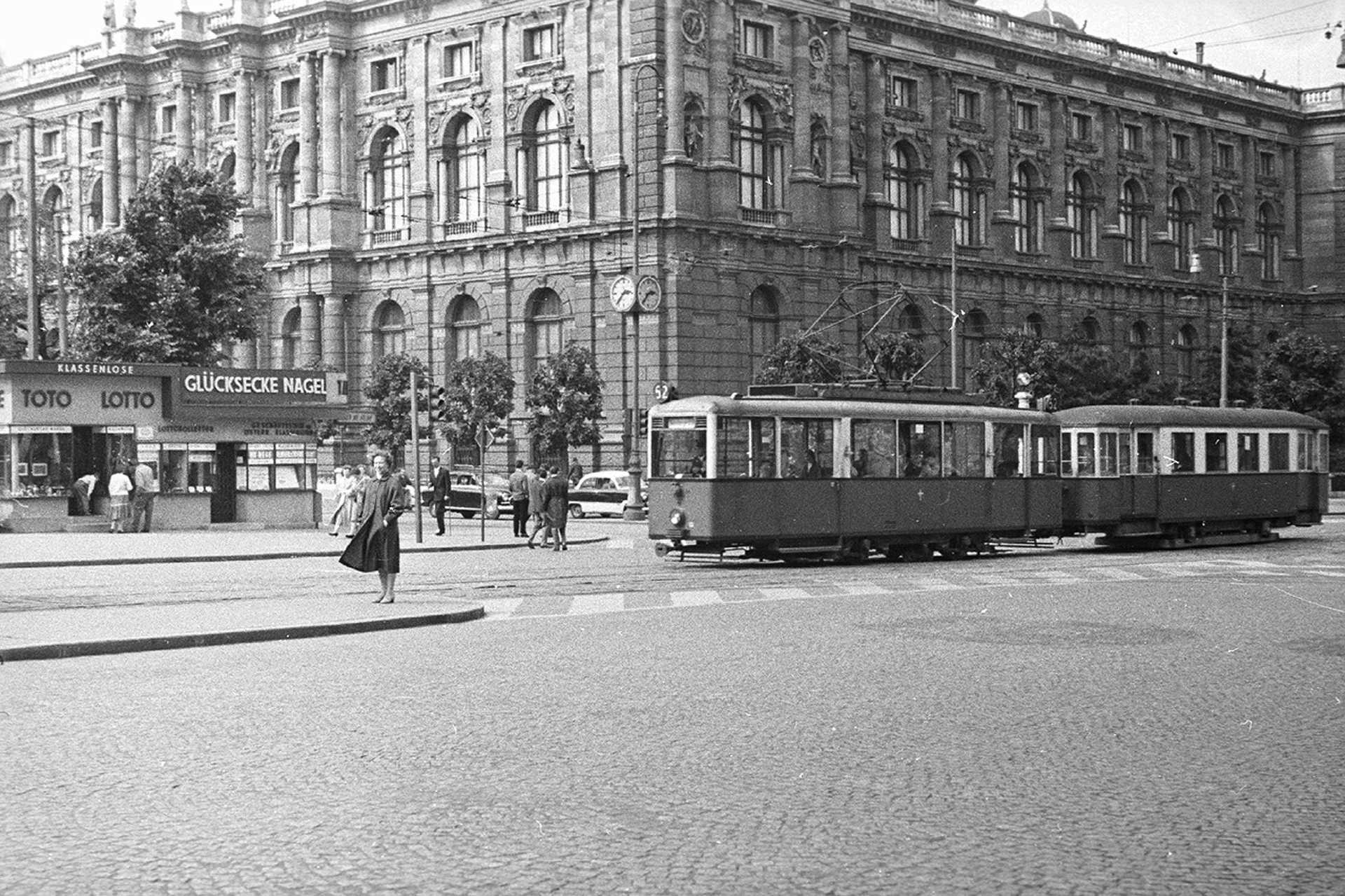 Museumsplatz és a Babenbergerstrasse sarka a Mariahilfer Strasse felől, a Kunsthistorisches Museum hátsó homlokzata
