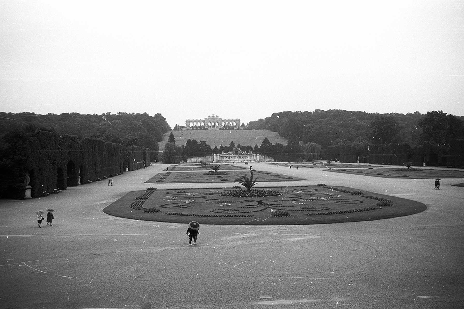 A Schönbrunni kastély parkja, háttérben a Gloriette