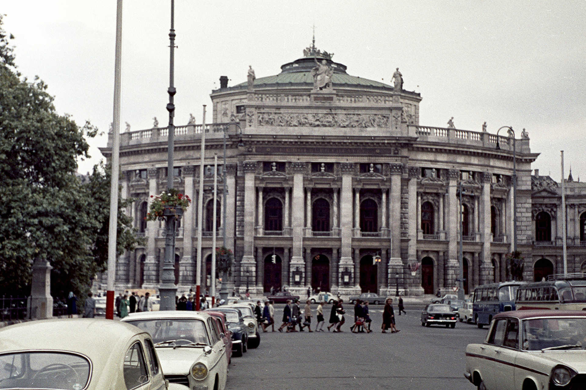 A Burgtheater a Városháza felől nézve