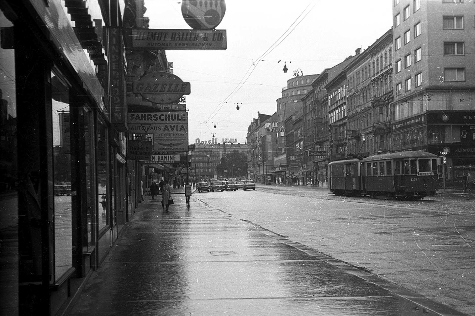 Mariahilfer Strasse a Schottenfeldgassetől a Westbahnhof felé nézve