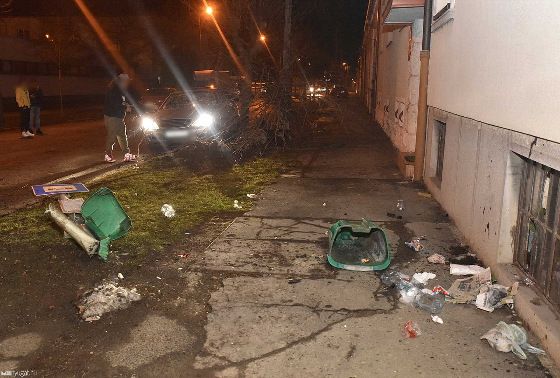Figyelmetlen sofőr miatt tarolt a járdán egy Mercedes a Rákóczi Ferenc utcában