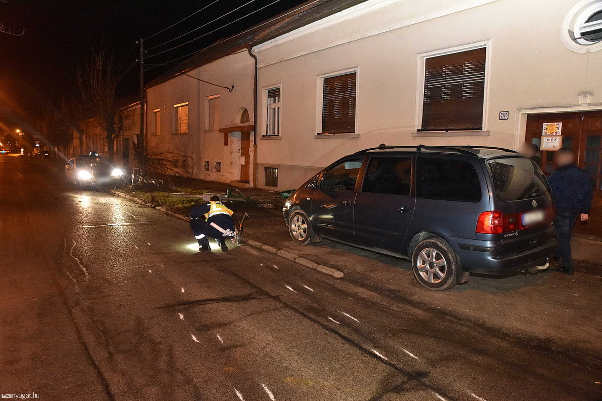 Figyelmetlen sofőr miatt tarolt a járdán egy Mercedes a Rákóczi Ferenc utcában