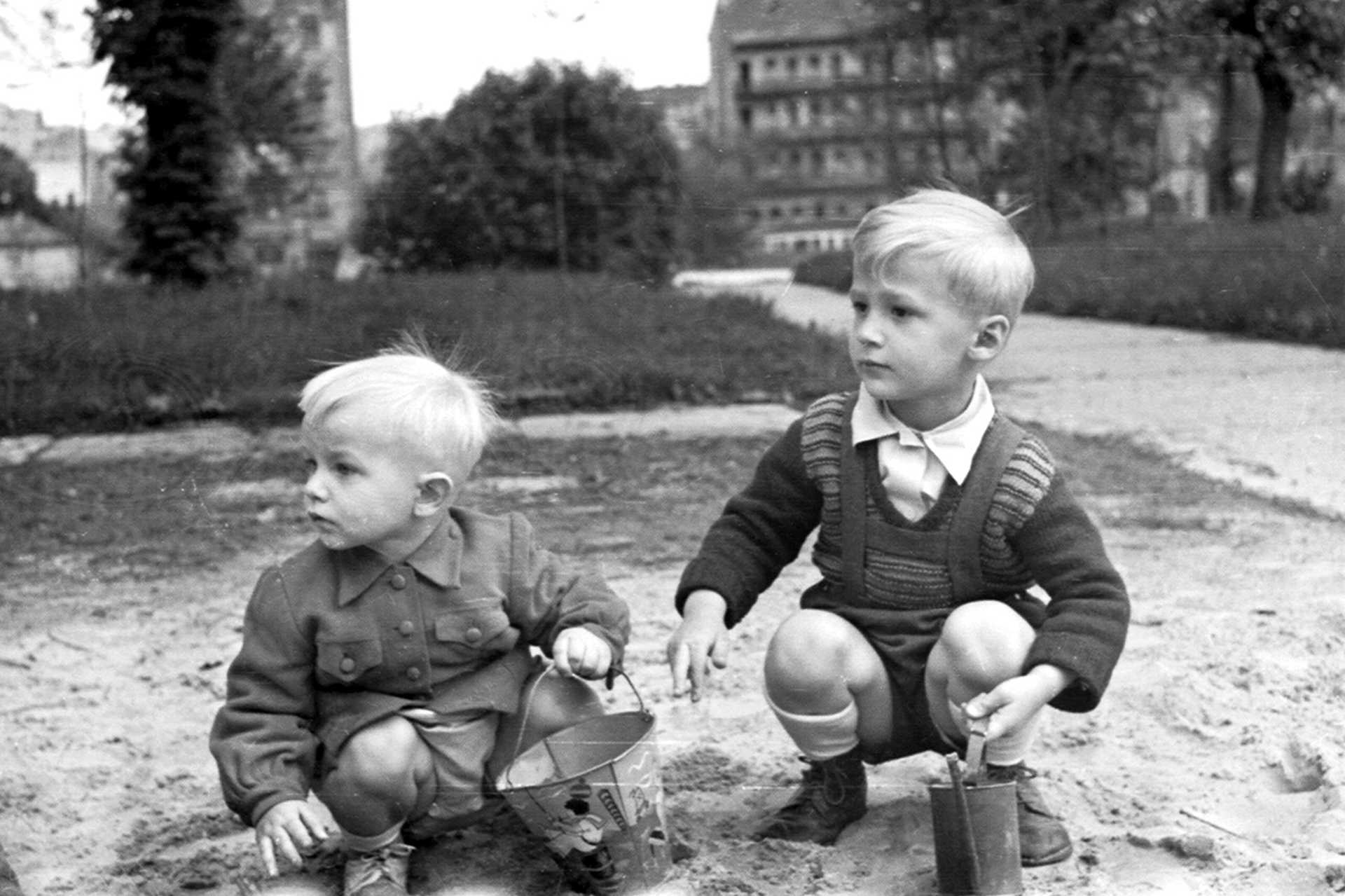 Budapest, Királyhágó utca, Budai Honvéd Kórház parkja, az Alkotás utca felé nézve