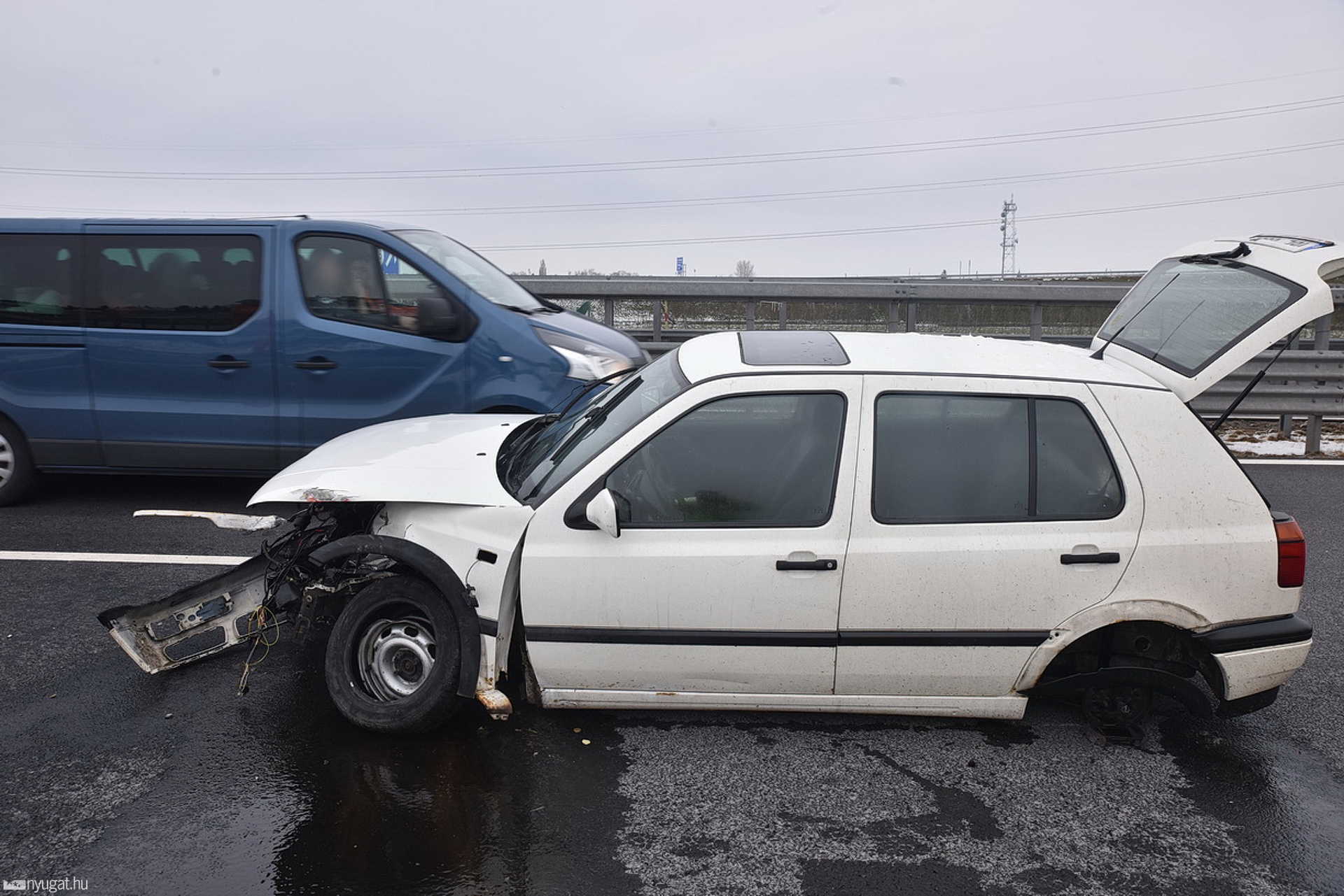 Szalagkorlátnak hajtott a VW
