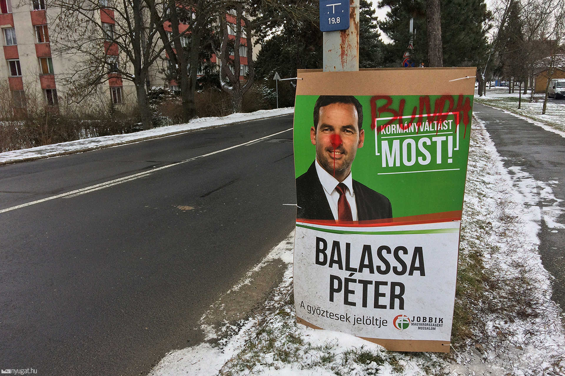 Bebundázták Balassa plakátját