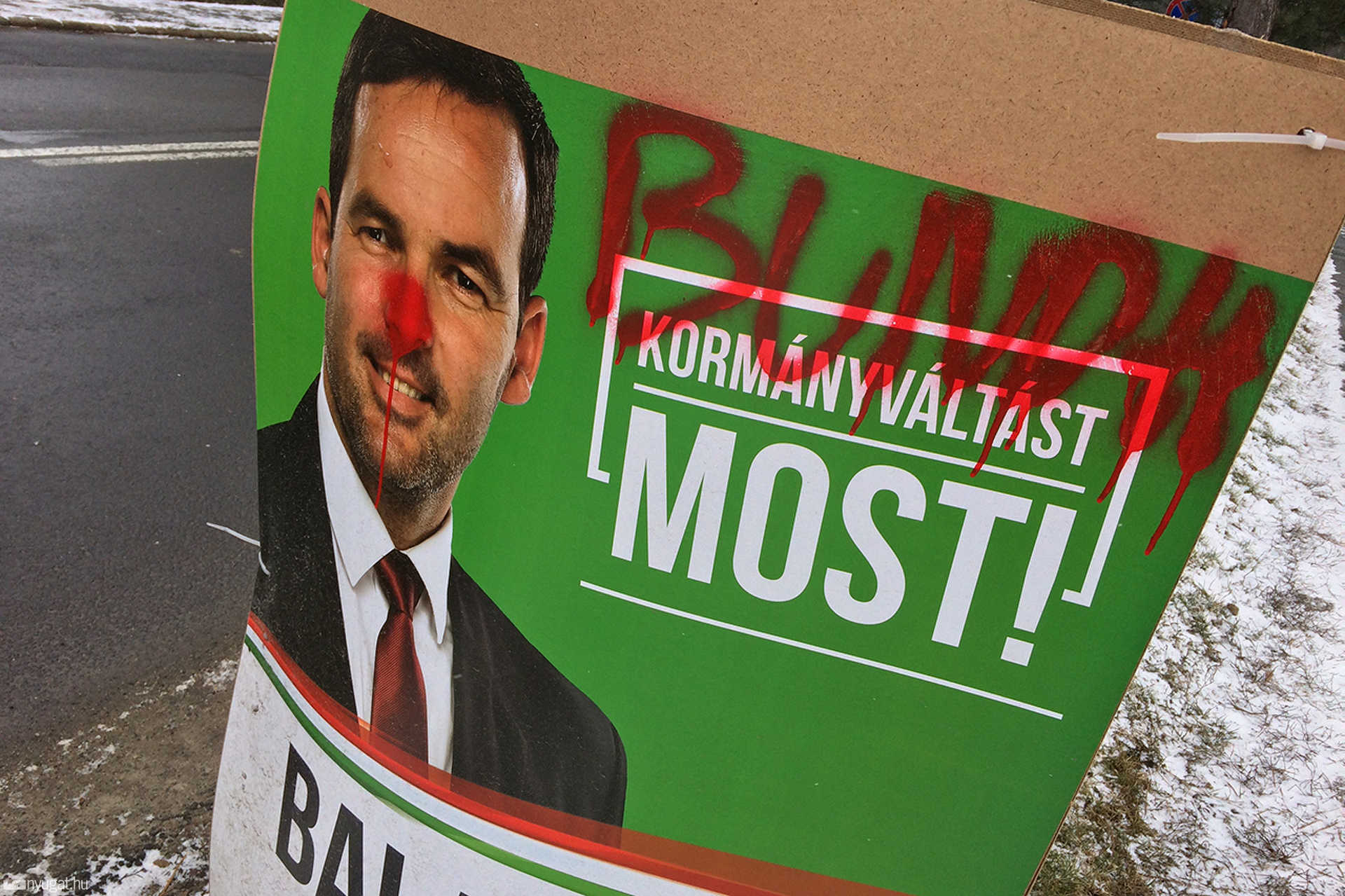 Bebundázták Balassa plakátját