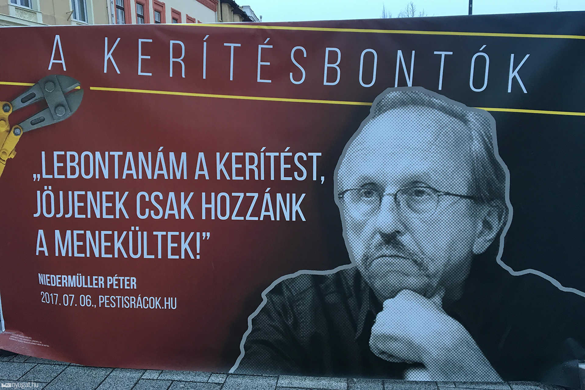 Kerítésbontók-molinók a Fő téren