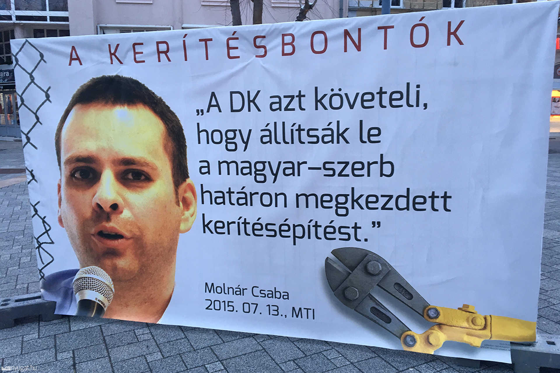 Kerítésbontók-molinók a Fő téren
