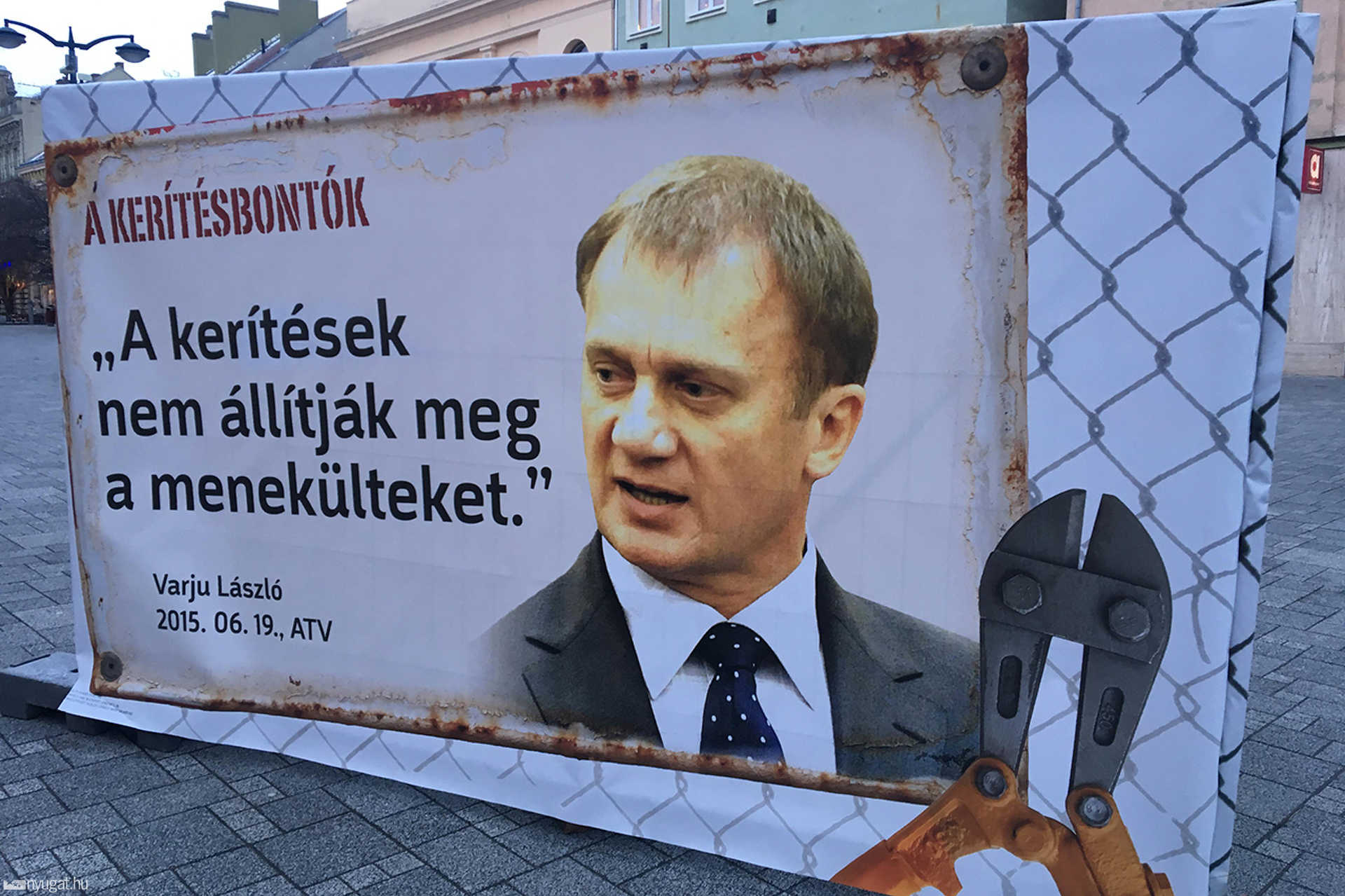 Kerítésbontók-molinók a Fő téren