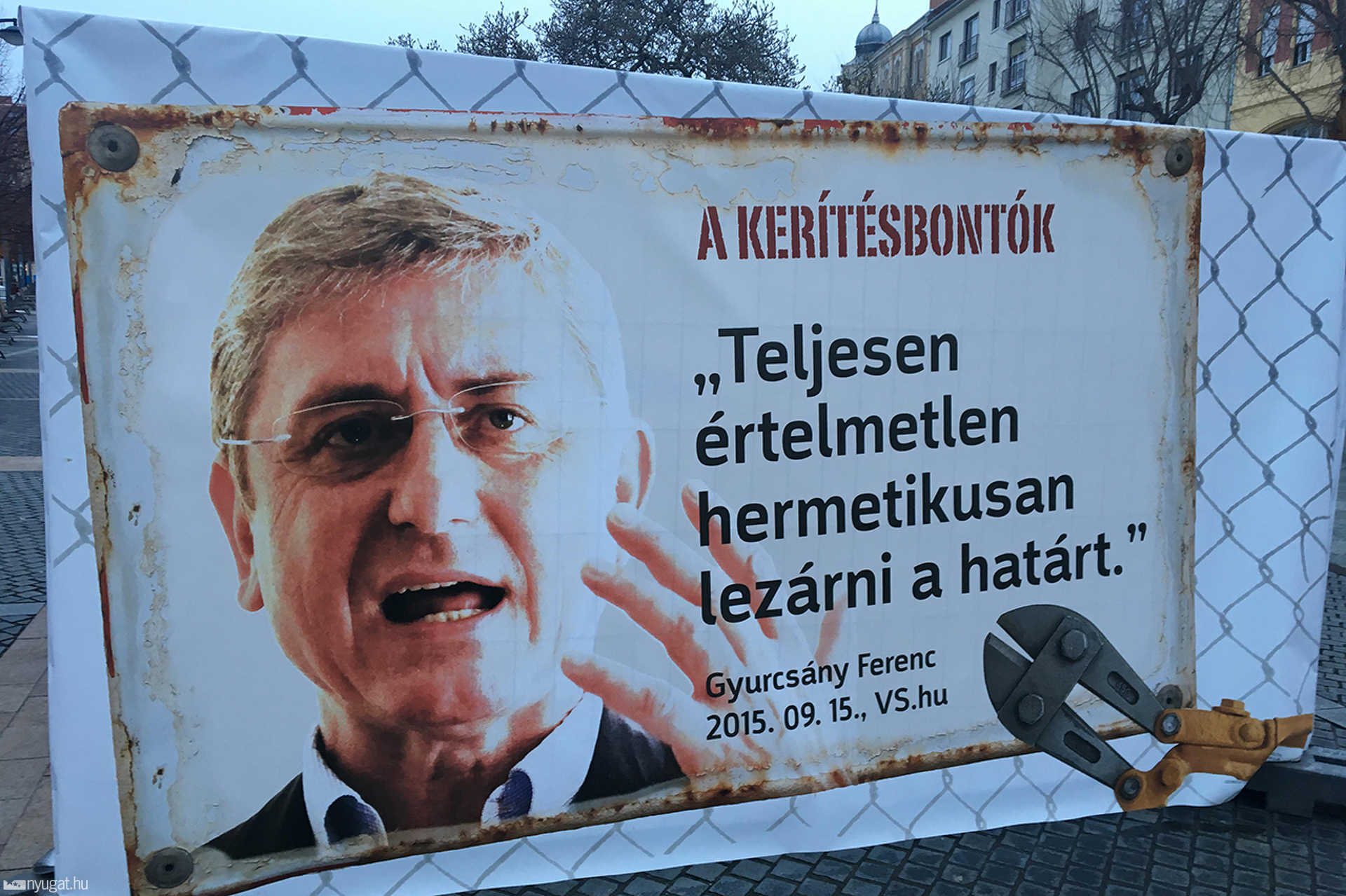 Kerítésbontók-molinók a Fő téren