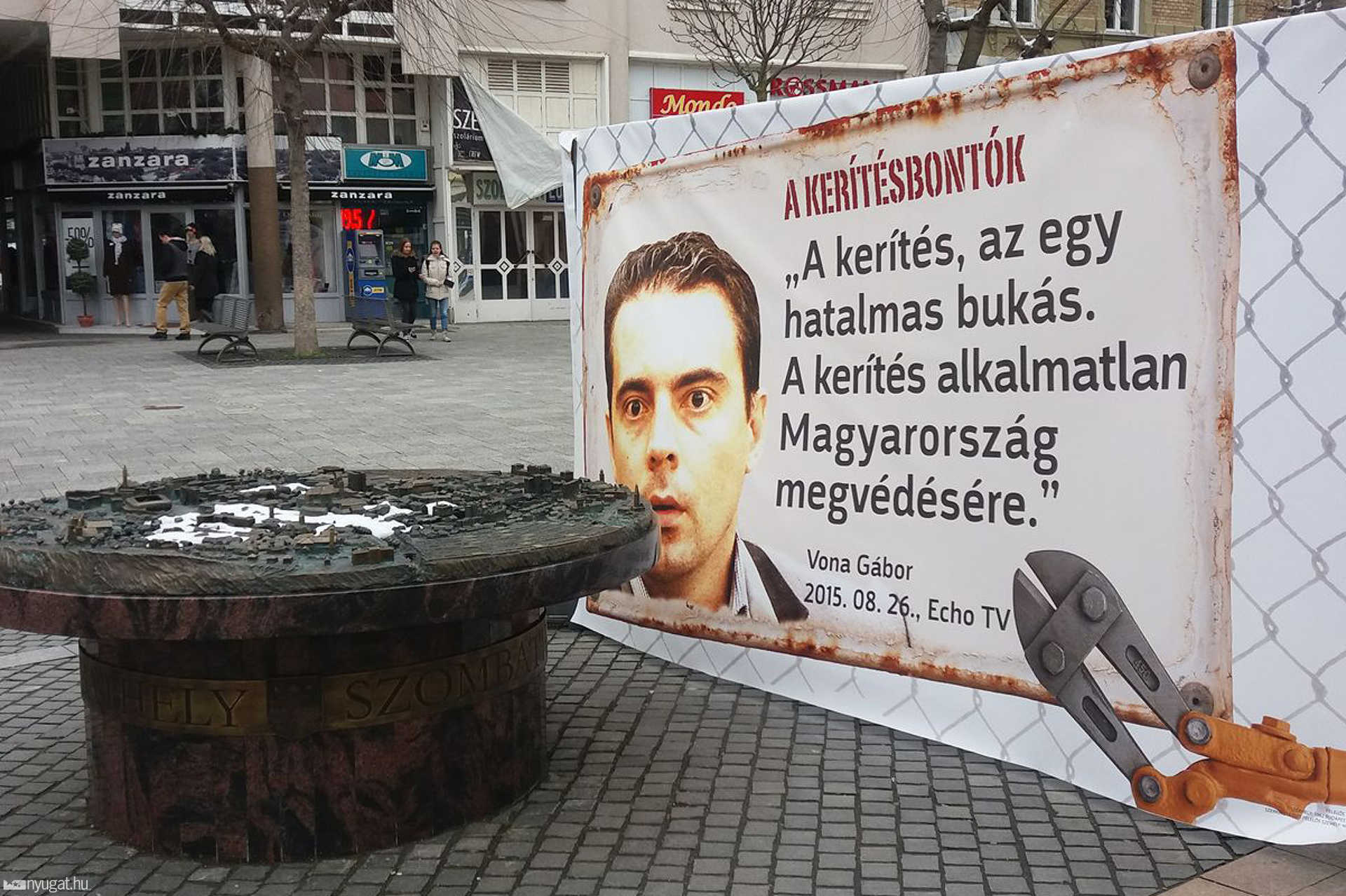 Kerítésbontók-molinók a Fő téren