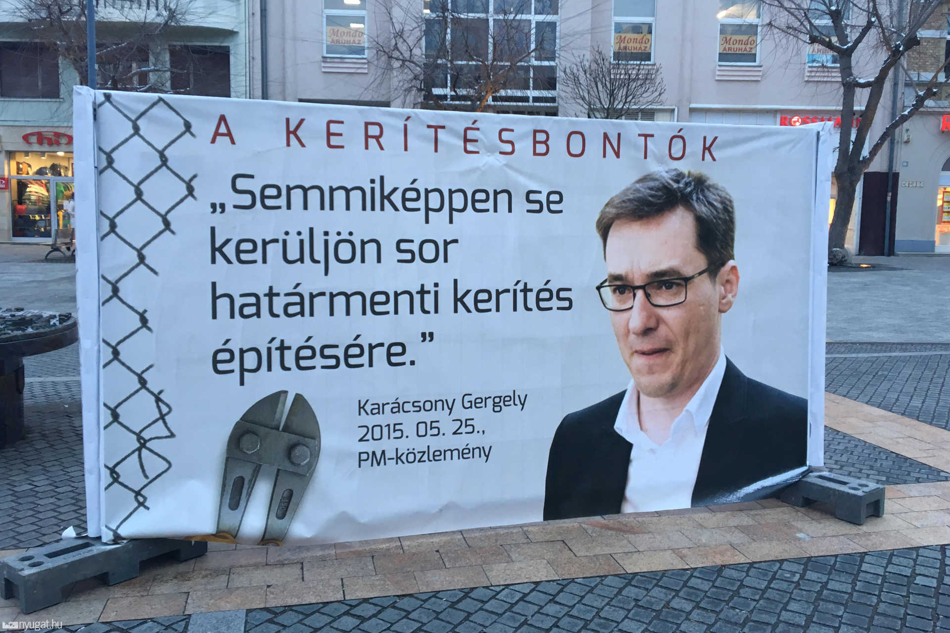 Kerítésbontók-molinók a Fő téren