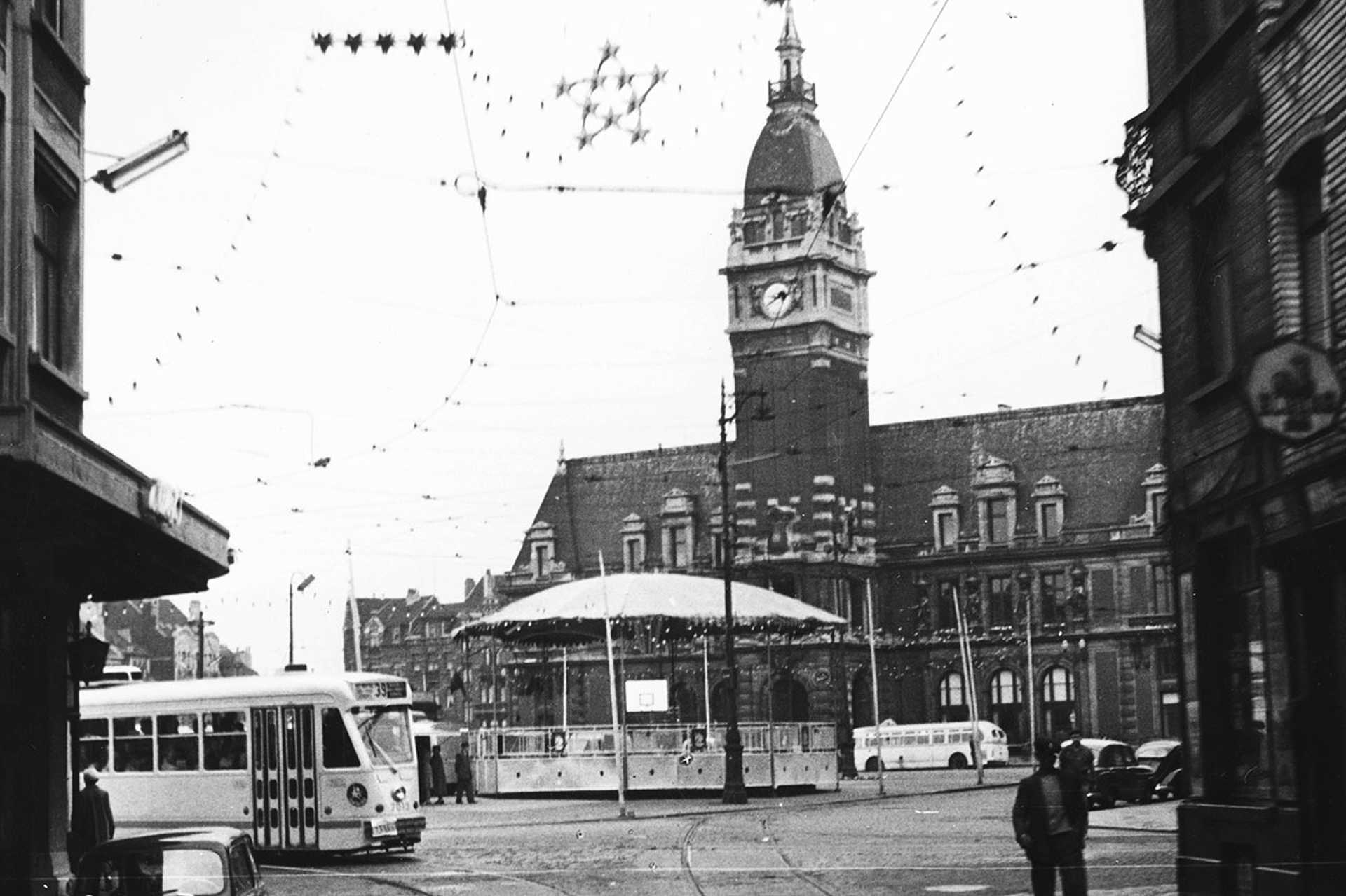 Place Emile Bockstael, szemben az egykori laekeni városháza (ma Bibliothèque de Laeken)