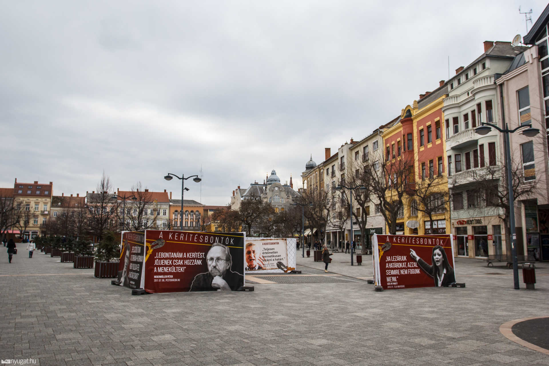 „Kerítésbontókról” vándorkiállítás a Fő téren