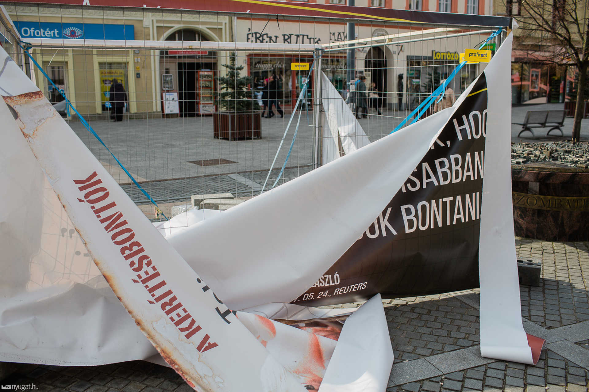 Megrongálták a Fő téri propagandamolinókat