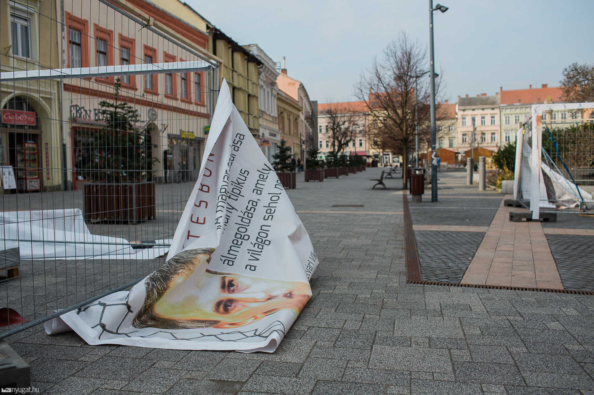 Megrongálták a Fő téri propagandamolinókat